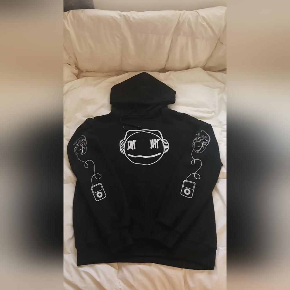 Musical smiley hoodie (Dream 28mil merch)